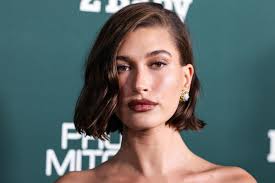 Hailey Bieber à Paris : gros malaise en pleine rue ! Son look no pants lui  a joué des tours (Vidéo)