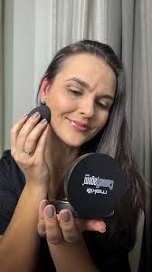 Eu tenho 37 anos, e tá tudo bem! Me aceito e fico de bem comigo! E o quando  quero camuflar ou valorizar algo, meus aliados da Camuflagem da  @makieoficial entram em cena!, Makiê, feita para ...