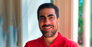 De cumpleaños licenciado Carlos David Flores