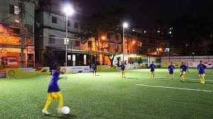 Niño jugando futbol niños futbol niños … El Campo De Futbol Que Se Ilumina Jugando Ideal