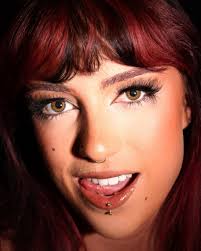 Im a professional designer and stylist looking to network with new  photographers and models