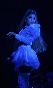 Ariana grande a bel et bien ajouté une nouvelle date à l'accorhotels arena : Sweetener World Tour Wikipedia