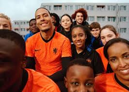 Op dinsdag 24 april werd het shirt voor het eerst aan de pers getoond, zowel het uitshirt als het thuisshirt. Voetbalshirts Nederlands Elftal Voor Het Ek 2021 Mannenstyle