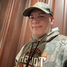 Which RC car is better for a beginner, Losi Baja Rey or Traxxas UDR?