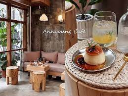 annyoungcafe位於捷運忠孝敦化站及國父紀念館 站中間走進巷弄目光立刻被吸住 超喜歡大片落地窗的轉角位置採光好到不行 怎麼拍都好美呀 不能訂位 拒絕商業攝影 無服務費寵物友善 有插座 不限時 滿座後限2小時 有wifi坐落市中心黃金地段 覺得這樣的服務很大