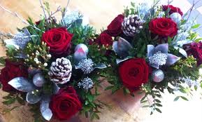 Composition De Fleurs Piquees Rouge Et Argent Les Jardins De Marianne Floral