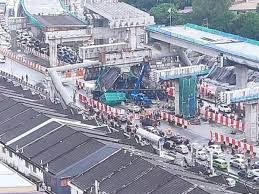 Mangsa tertimbus berjaya dikeluarkan penyelamat. Jejambat Runtuh Lima Orang Terperangkap