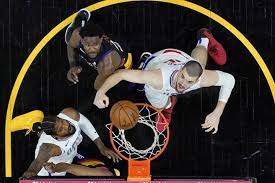 周四早上，nba西岸决赛迎来g6的争夺，成功「续命」的快艇将回师史达普斯中心球场迎战太阳。每到命悬一线的时候，快艇总能激发斗志拿下胜利，反而太阳错过大好主场晋级机会后恐怕意志会所有消沉，不妨看好前者今仗借助主场威力扳平比分。 面对「win or go home」一战，快艇三军用命，不仅p.佐. Llaamuhet3to9m