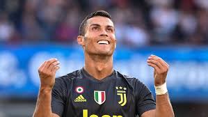 Gary neville encouraged cristiano ronaldo to do his first english speaking interview and he even cristiano ronaldo lifestyle 2020, income, house, cars, family, wife biography,son,daughter. Susses Familienfoto Cristiano Ronaldo Prasentiert Sein Kleines Fussballteam