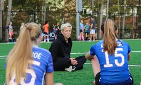 Hatte selbst schon beruflich mit frauenfußball zu tun und bin da auch einigen recht erträglichen lesben begegnet, die keine männerhasserinnen und im sozialen umgang okay waren, aber in dieser rapinoe ist so. Megan Rapinoe Ware Offen Fur Kandidatur Als Us Prasidentin