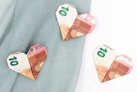 Sie möchten einen gefalteten geldschein in herzform verschenken? Geldscheine Falten Als Herz Eine Zauberhafte Idee Fur Geldgeschenke
