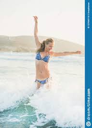 Με αφορμή τον καύσωνα που βρίσκεται σε εξέλιξη και ο οποίος σύμφωνα με τα προγνωστικά στοιχεία του εαα / meteo.gr, θα έχει μεγάλη διάρκεια, παρουσιάζουμε καύσωνες με μεγάλη διάρκεια που. Nea Gynaika Poy Phda Sta Kymatista Nera Ths Mesogeioy Rodos Stok Eikones Eikona Apo Bodybuilders Advt 127934118