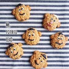 megumi on instagram 今更ですが 年末に作ったポテトヘッドクッキー またまた 由美子のザクザクオートミールクッキー のレシピで作りました ポテトヘッド顔は初めて書いたのですが表情が難しくてニセモノになってしまいまし オートミールクッキー