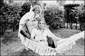 Charles aznavour est mort de lundi 1er octobre à l'âge de 94 ans. Charles Aznavour Les 5 Femmes De Tete Qui Ont Marque Sa Carriere Puretrend