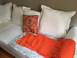 Jete De Canape Orange A Partir D Un Dessus De Lit Ikea Teinte En Orange Et Ajout De Pompons Jete De Canape Canape Orange Lit Ikea