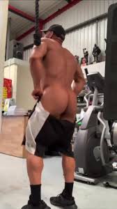 Bodybuilder pantsed - ThisVid.com