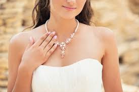 Per la scelta dei gioielli sposa è opportuno valutare la forma del viso, la pettinatura e l'abito da sposa. Come Scegliere I Gioielli Da Abbinare All Abito Da Sposa Donnad
