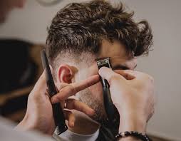 Doppio taglio uomo, capelli di colore biondo e lunghi, abbigliamento casual, ragazzo con. Taglio Undercut Uomo Italiano Parrucchieri