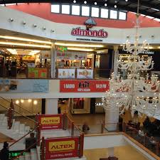 Peste 180 de magazine, cinematograf multiplex cinema city cu 5 săli, o zonă de food court, supermarket carrefour market, restaurante, cafenele, cofetării, casino. Iulius Mall Einkaufszentrum