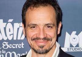 Alexandre astier explore dans cette dernière saison la jeunesse d'arthur à rome ainsi que son initialement prévue pour le 14 octobre 2020, la suite des aventures de la légende arthurienne sera en. Kaamelott Premier Volet Alexandre Astier Devoile Un Premier Teaser Du Film Evenement Elle