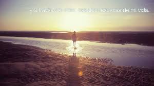 Con cada escena que pasaba notaba que unas huellas de pies se formaban en la arena: Reflexion Huellas En La Arena Youtube