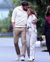 They want to do everything they can to make this work, a source close to j.lo shared. Jennifer Lopez And Ben Affleck Snuggle Up For A Pda Filled Walk After Arriving In The Hamptons