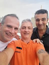 Che emozione,rivedersi dopo quasi 35 anni e ridere ancora come  allora.......anno scolastico 1982/83, classe prima,sez.F, I.T.C. MARTINI  CAGLIARI