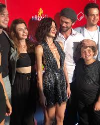 Damla sönmez, canan ergüder, barış kılıç, sercan badur, yiğit kirazcı, zeynep köse ve güllerin savaşı ekibi erken yılbaşı. Yigit Kirazci Kimdir Kac Yasinda