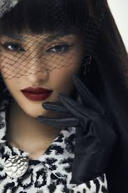 Á hậu Kiều Loan “nổi loạn” với phong cách mới, hờ hững vòng 1 gợi cảm