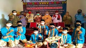 Sebutan lain kendang adalah 'kendhang' yang mempunyai fungsi mengatur irama. Anggota Dpr Nur Azizah Tamhid Serahkan Alat Musik Gambang Kromong Ke Sanggar Bangun Budaya Di Depok Warta Kota