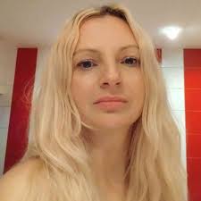 Keanu Reeves nigdy wcześniej nie miał do czynienia z deską surfingową przed  podpisaniem kontraktu na *Na fali* (1991), a jednak w ciągu kilku tygodni  pływał po potężnych falach Kauai jak profesjonalista. Pod