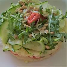 Pomme De Terres Ecrasees A L Huile D Olive Saumon Fume Sauvage Roquettes Et Courgettes Pignons De P Pommes De Terre Ecrasees Petits Plats Pomme De Terre