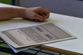 Παιδείας το θέμα της έκθεσης, το οποίο κλήθηκαν να αναπτύξουν οι υποψήφιοι των πανελληνίων εξετάσεων. Lsmjxhdfgzx0tm