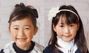 卒園式 入学式が近づいてきましたね 子どもの服装や髪型について そろそろ悩み始める頃ではないでしょうか くるりんぱで簡単ヘアアレンジ カチューシャでちょっとおめかし 写真映えする 簡単ヘアレンジ8選を紹介します カチューシャ 髪型 卒園式 簡単 ヘア