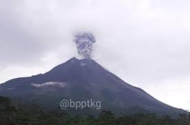 Gunung merapi kembali muntahkan lava pijar malam ini. Gunung Merapi Kembali Erupsi Hari Ini Tinggi Kolom Hingga 3 000 Meter Hitekno Com
