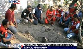 Meski sudah 13 tahun berlalu, peristiwa gempa yang pernah terjadi masih menyisakan luka dan duka masyarakat yogyakarta. Refleksi 12 Tahun Gempa 5 9 Sr Pmi Berdoa Di Makam Korban Tak Dikenal Bagian 1