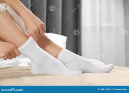 在卧室里穿白袜的女子特写库存照片. 图片包括有现有量, 户内, 袜子类, 背包, 舒适, 方式, 轻松- 280129310