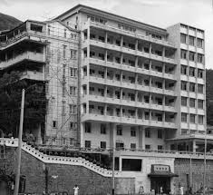 養和醫院（英語：hong kong sanatorium and hospital），前身是養和療養院（英語：the yeung wo nursing home），於1922年成立，是香港著名和頂尖的私立全科醫院，位於香港香港島灣仔區跑馬地山村道2. é¦™æ¸¯è¨˜æ†¶ Hong Kong Memory