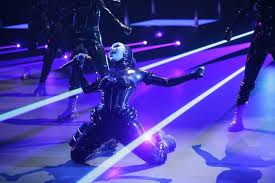 Brett alan nelson, the stylist for both best new artist nominees, talks about their red carpet and onstage outfits by roberto cavalli, jean paul gaultier and schiaparelli. Szyiscdzomgilm