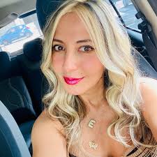 Siguiendo la misma línea temática de sus trabajos anteriores (Perfume de  violetas y La niña en la piedra), Maryse Sistach cierra esta trilogía sobre  la violencia de género con POLE DANCE (2022). ___