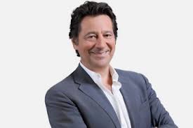 L'animateur s'emporte contre les mesures du gouvernement. Kqt1itpgkn4uem