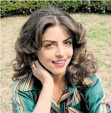 Isabel Burr interpreta a Virginia de La Mora