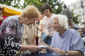 He has been called a leading figure of 20th century hungarian literature, and his books are considered to be si. Index Kultur Esterhazy Peter Volt A Konyvhet Legnepszerubb Szerzoje