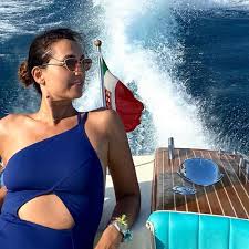 Caterina balivo (ansa/simone venezia) l'equipaggio rosa (ansa/simone venezia) melissa satta (ansa/simone venezia) aside shadow. Amalfi News Caterina Balivo La Conduttrice Tv Tifa Italia Durante Vacanza A Positano
