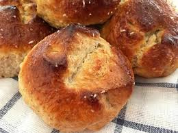 Panecillos Integrales Con Mantequilla Y Sal Marina Recetas De Comida Pan Integral Con Semillas Panes