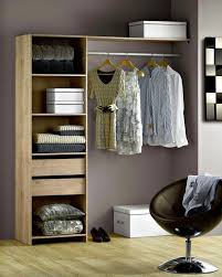Dressing En Kit Couleur Chene Pour Les Dressings Leroy Merlin Propose Trois Solutions D Amenage Dressing Chambre Amenagement Dressing Dressing Fait Maison
