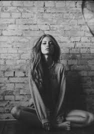 Background Woman Black And White Portrait Photography Nice Background And Pose But Would Be Better If Model Was Smiling Model Photography Portrait Photography Photography Poses