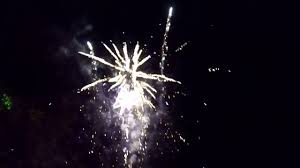 Aceste explozii de culori si lumini sunt captivante indiferent de ocazie, iar acum ca suntem in. Foc De Artificii La Magia Serii In Sunet Si LuminÄ Youtube