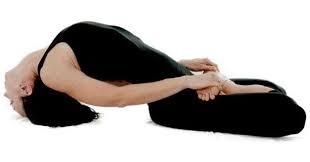 Yoga En Casa Ca Mo Hacer Y Beneficios De La Famosa Postura Del Pez Yoga En Casa Yoga Posturas