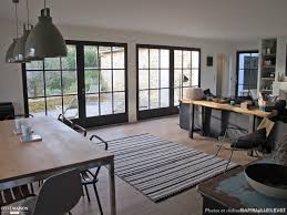 L'ile de ré c'est un style, des couleurs, un certain savoir vivre, une architecture sobre et élégante qui a su conserver un caractère relativement authentique à ses villages. Une Maison A Re Maison De Vacances Maison Maison Ile De Re